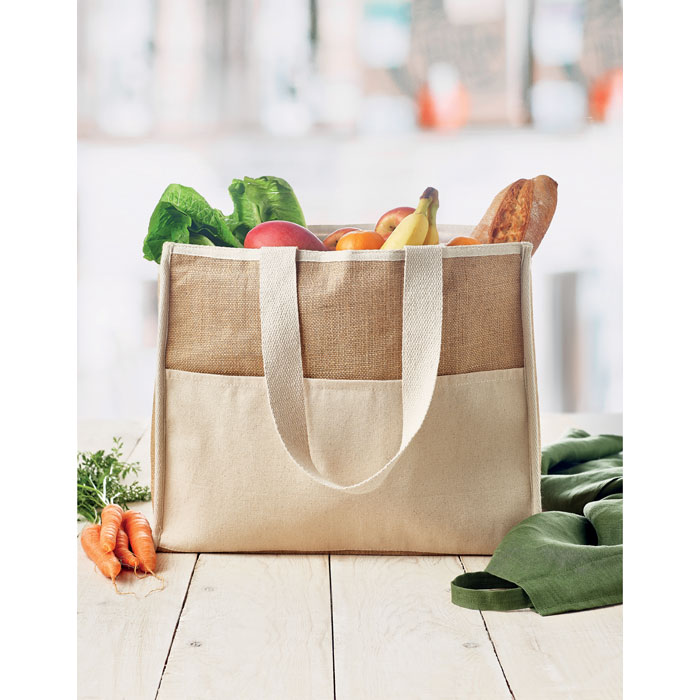 sac en toile de jute avec des fruits et des légumes dedans