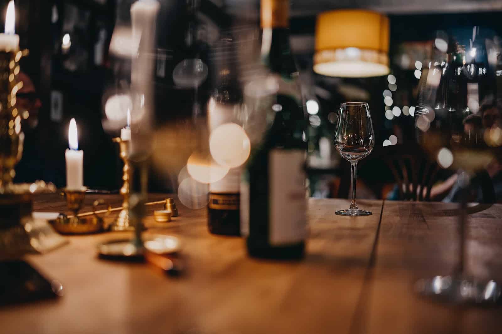 bouteille de vin sur une table