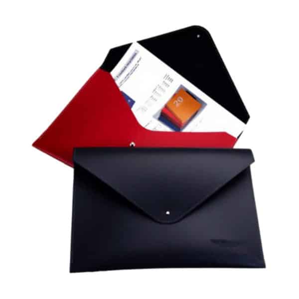 Un porte-document en Fibres de Cuir Recyclées noir et rouge avec un livre à l'intérieur.
