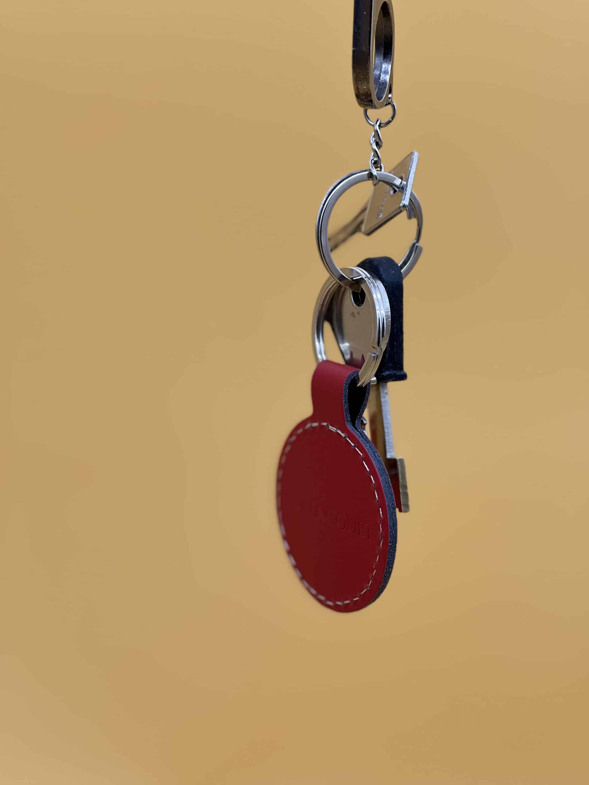 porte clé personnalisable fabriqué en France à partir de cuir recyclé mise en visuel