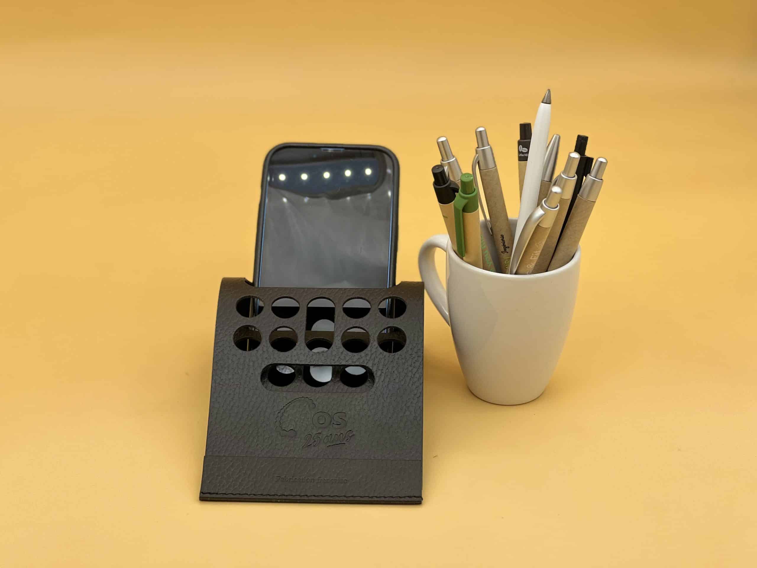 Organisateur de bureau en cuir recyclé avec téléphone et mug + plusieurs stylos
