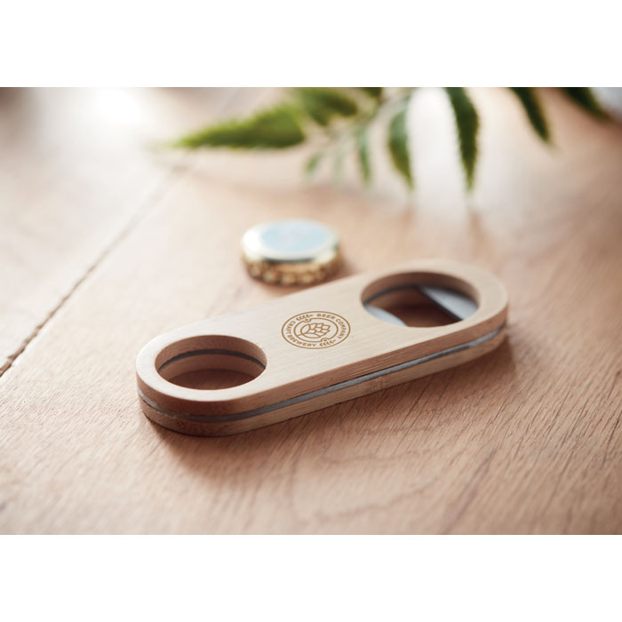 décapsuleur en bambou sur une table