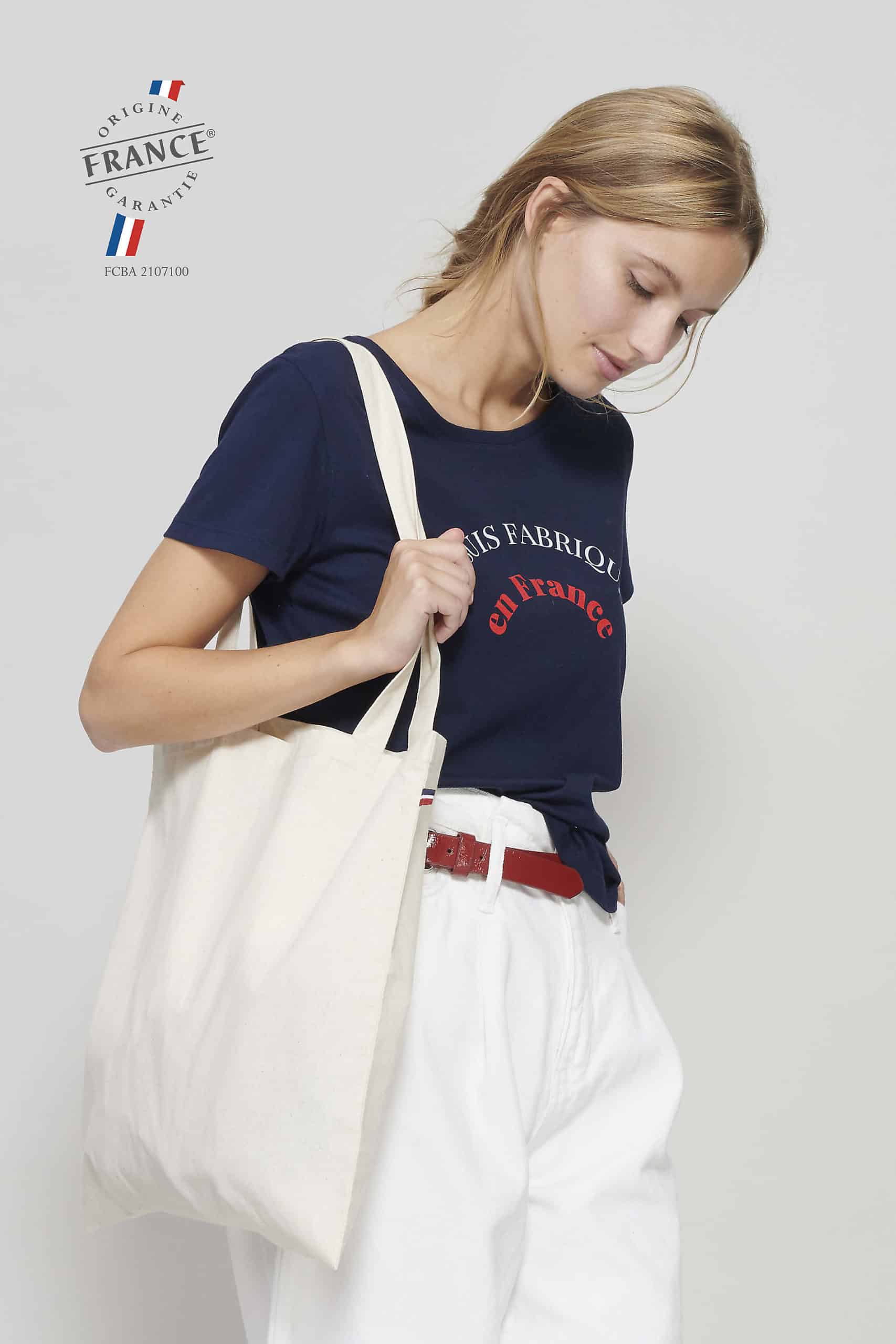 femme portant un tote bag français en coton bio