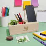 Organisateur de bureau bois personnalisé avec pot à crayon, support téléphone et kit de plantation. Gravure laser ou tampographie.