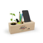 Organisateur de bureau bois personnalisé avec pot à crayon, support téléphone et kit de plantation. Gravure laser ou tampographie.