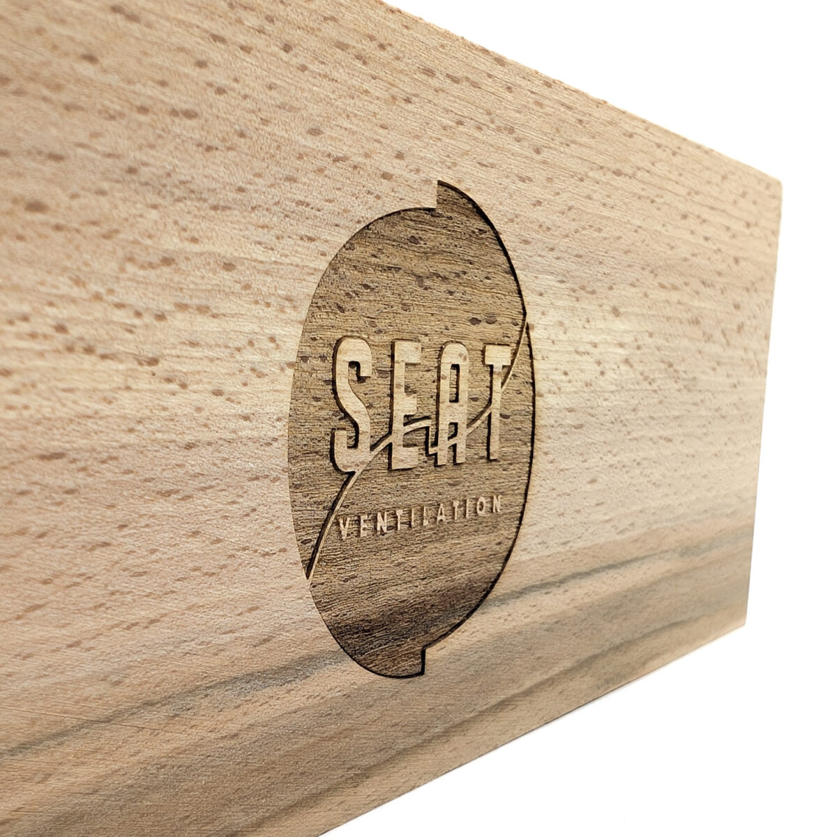 Organisateur de bureau bois personnalisé avec pot à crayon, support téléphone et kit de plantation. Gravure laser ou tampographie.