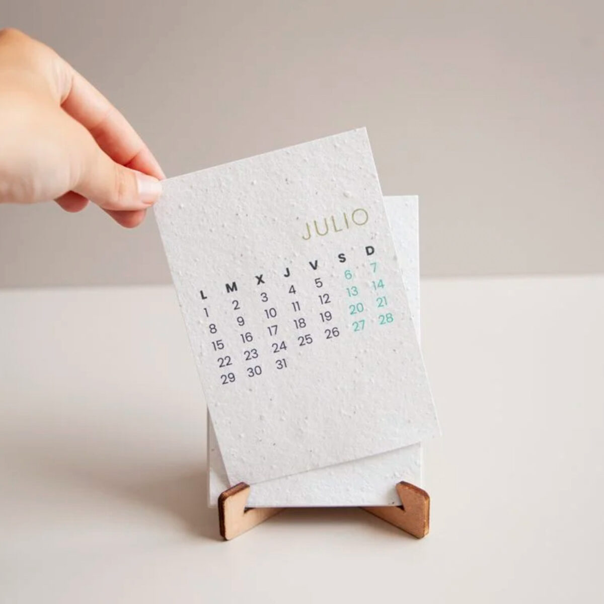 calendrier papier ensemencé <strong data-start="318" data-end="342">Calendrier ensemencé</strong> au format 14,4 x 10,6 x 1,2 cm, au choix entre 100 % papier ensemencé ou 25 % papier ensemencé et 75 % papier herbe. Poids 170 g. Impression numérique sur une zone de marquage de 98 x 140 mm. Présenté sur un socle en bois gravé au laser, avec un mois par page.