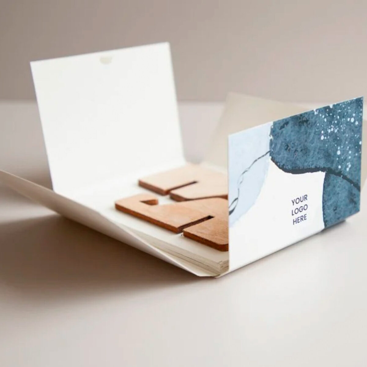 calendrier papier ensemencé <strong data-start="318" data-end="342">Calendrier ensemencé</strong> au format 14,4 x 10,6 x 1,2 cm, au choix entre 100 % papier ensemencé ou 25 % papier ensemencé et 75 % papier herbe. Poids 170 g. Impression numérique sur une zone de marquage de 98 x 140 mm. Présenté sur un socle en bois gravé au laser, avec un mois par page.