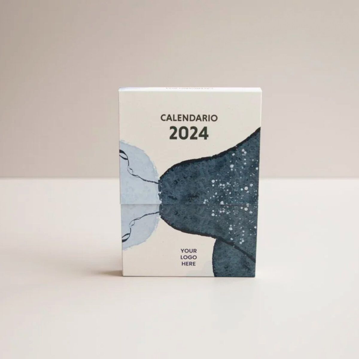 calendrier papier ensemencé <strong data-start="318" data-end="342">Calendrier ensemencé</strong> au format 14,4 x 10,6 x 1,2 cm, au choix entre 100 % papier ensemencé ou 25 % papier ensemencé et 75 % papier herbe. Poids 170 g. Impression numérique sur une zone de marquage de 98 x 140 mm. Présenté sur un socle en bois gravé au laser, avec un mois par page.