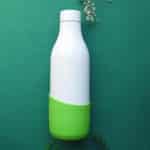 Une Gourde Française Personnalisable - 50cl sur fond vert. Cette bouteille d'eau française personnalisable a une contenance de 50cl.