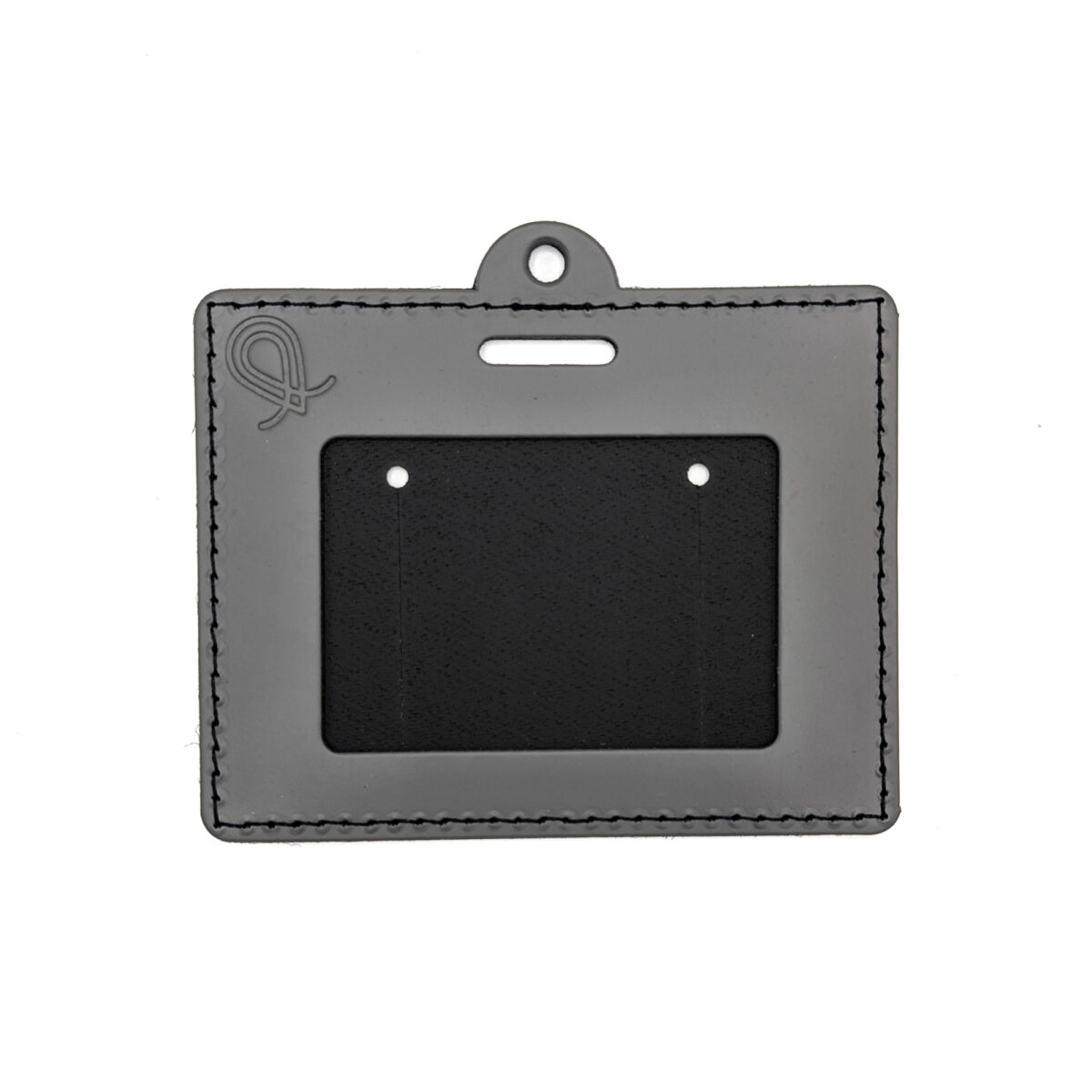 Porte-badge en cuir recyclé avec rabat et fenêtre, idéal pour afficher un badge de manière élégante. Dimensions de 80 x 160 mm et poids léger de 30 g. Personnalisable par embossage sur une zone de marquage de 10 x 25 mm. Fabrication en France.