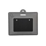 Porte-badge en cuir recyclé avec rabat et fenêtre, idéal pour afficher un badge de manière élégante. Dimensions de 80 x 160 mm et poids léger de 30 g. Personnalisable par embossage sur une zone de marquage de 10 x 25 mm. Fabrication en France.