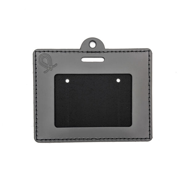 Porte-badge en cuir recyclé avec rabat et fenêtre, idéal pour afficher un badge de manière élégante. Dimensions de 80 x 160 mm et poids léger de 30 g. Personnalisable par embossage sur une zone de marquage de 10 x 25 mm. Fabrication en France.