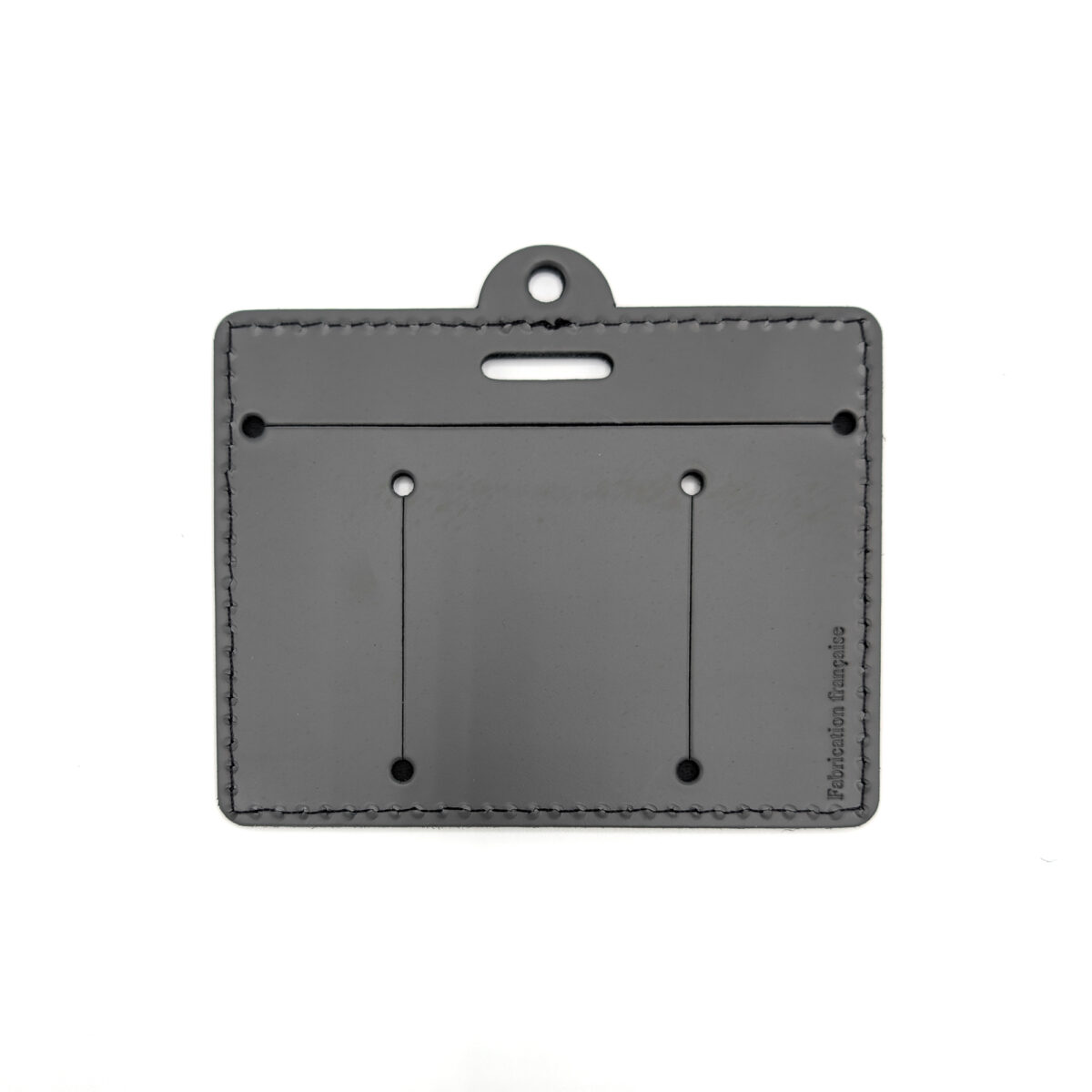 Porte-badge en cuir recyclé avec rabat et fenêtre, idéal pour afficher un badge de manière élégante. Dimensions de 80 x 160 mm et poids léger de 30 g. Personnalisable par embossage sur une zone de marquage de 10 x 25 mm. Fabrication en France.