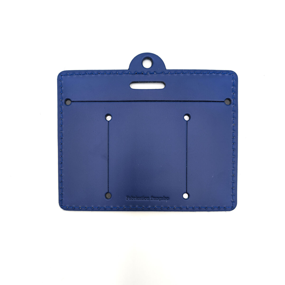 Porte-badge en cuir recyclé <div class="w-full border-b border-black/10 dark:border-gray-900/50 text-gray-800 dark:text-gray-100 group bg-gray-50 dark:bg-[#444654]"> <div class="text-base gap-4 md:gap-6 m-auto md:max-w-2xl lg:max-w-2xl xl:max-w-3xl p-4 md:py-6 flex lg:px-0"> <div class="relative flex w-[calc(100%-50px)] flex-col gap-1 md:gap-3 lg:w-[calc(100%-115px)]"> <div class="flex flex-grow flex-col gap-3"> <div class="min-h-[20px] flex flex-col items-start gap-4 whitespace-pre-wrap"> <div class="markdown prose w-full break-words dark:prose-invert light"><strong data-start="170" data-end="201">Porte-badge en cuir recyclé</strong> avec rabat et fenêtre, idéal pour afficher un badge de manière élégante. Dimensions de 80 x 160 mm et poids léger de 30 g. Personnalisable par <strong data-start="345" data-end="358">embossage</strong> sur une zone de marquage de 10 x 25 mm. Fabrication en <strong data-start="414" data-end="424">France</strong>.</div> </div> </div> </div> </div> </div>