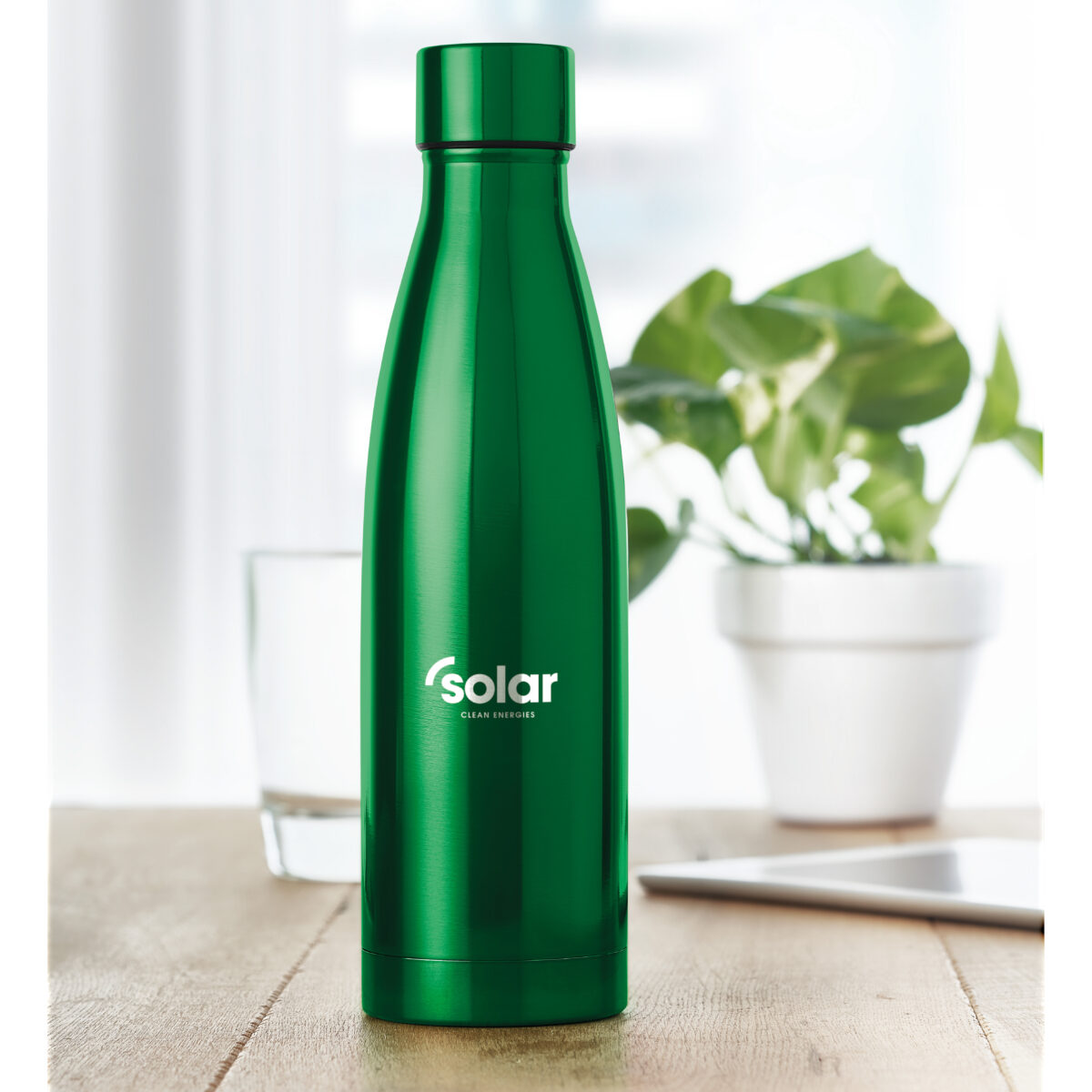Gourde Isotherme en Acier Inoxydable 500ml Gourde en acier inoxydable. Contenance : 500 ml. Dimensions : 7 x 25,5 cm. Poids : 253 g. Personnalisation : impression numérique (quadri), sérigraphie circulaire (1 couleur), gravure laser 360°, gravure laser. Zones de marquage : 110 x 220 mm, 90 x 200 mm, 110 x 222 mm, 60 x 30 mm. Couleur : Noir, Argent, Or mat, Bleu, Rouge, Blanc, Vert, Orange. Origine : Hors-Europe.