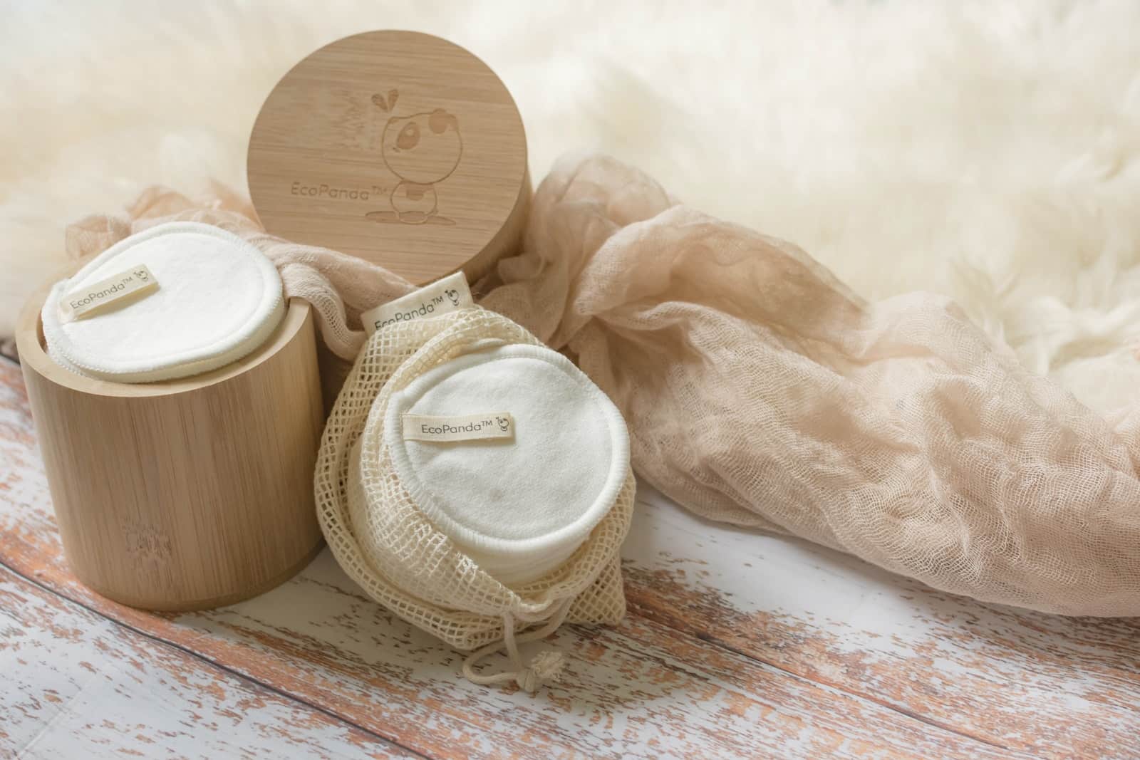 ronds démaquillants en coton bio dans un packaging en bois