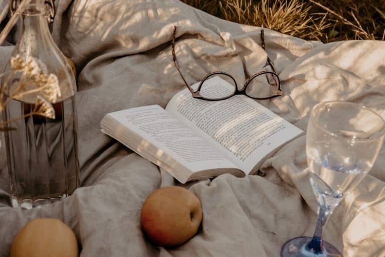des lunettes, des fruits et un livre sur une serviette