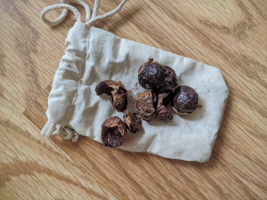 sac en voile de lin avec des noix