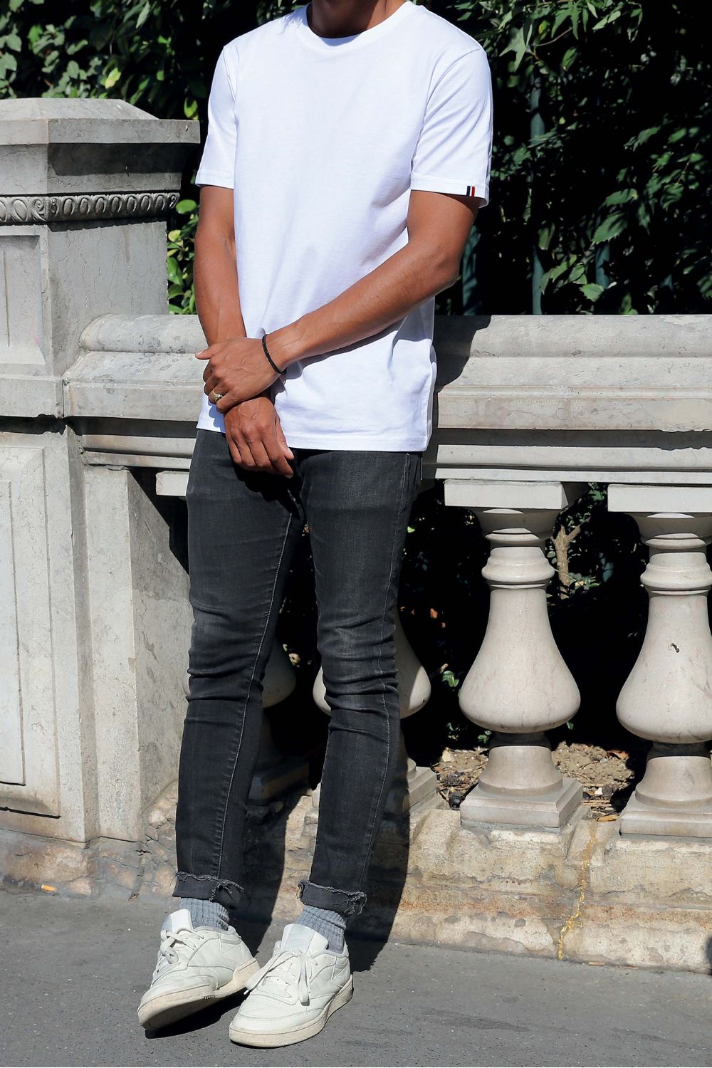 Un jeune homme portant un T-shirt coloré français personnalisable en coton bio – Unisexe et des jeans.