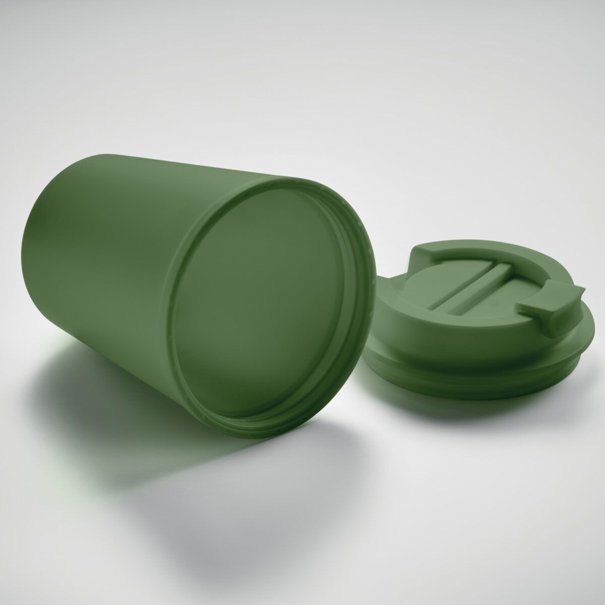 Mug Isotherme à Couvercle en PP Recyclé <strong data-start="209" data-end="229">Mug double paroi</strong> en polypropylène de 300 ml, dimensions Ø9 x 12 cm, poids 9,9 g. Compatible micro-ondes et lave-vaisselle. Personnalisation par tampographie 1 à 4 couleurs (30 x 40 mm) ou sérigraphie circulaire (50 x 220 mm).
