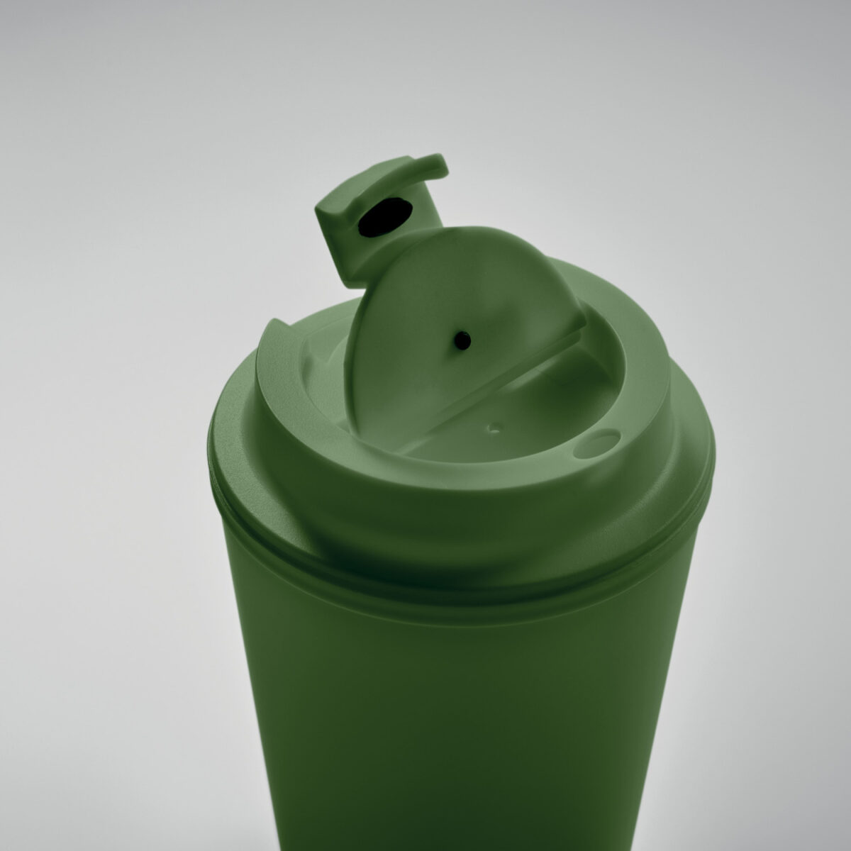Mug Isotherme à Couvercle en PP Recyclé <strong data-start="209" data-end="229">Mug double paroi</strong> en polypropylène de 300 ml, dimensions Ø9 x 12 cm, poids 9,9 g. Compatible micro-ondes et lave-vaisselle. Personnalisation par tampographie 1 à 4 couleurs (30 x 40 mm) ou sérigraphie circulaire (50 x 220 mm).
