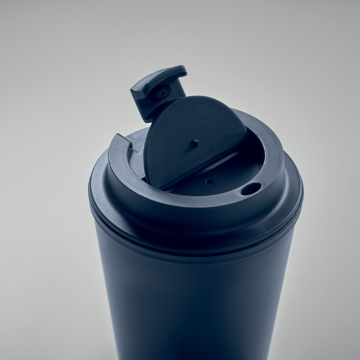 Mug Isotherme à Couvercle en PP Recyclé <strong data-start="209" data-end="229">Mug double paroi</strong> en polypropylène de 300 ml, dimensions Ø9 x 12 cm, poids 9,9 g. Compatible micro-ondes et lave-vaisselle. Personnalisation par tampographie 1 à 4 couleurs (30 x 40 mm) ou sérigraphie circulaire (50 x 220 mm).