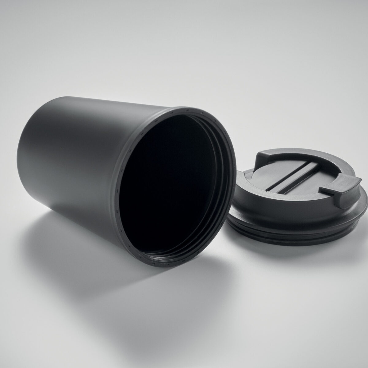 Mug Isotherme à Couvercle en PP Recyclé <strong data-start="209" data-end="229">Mug double paroi</strong> en polypropylène de 300 ml, dimensions Ø9 x 12 cm, poids 9,9 g. Compatible micro-ondes et lave-vaisselle. Personnalisation par tampographie 1 à 4 couleurs (30 x 40 mm) ou sérigraphie circulaire (50 x 220 mm).