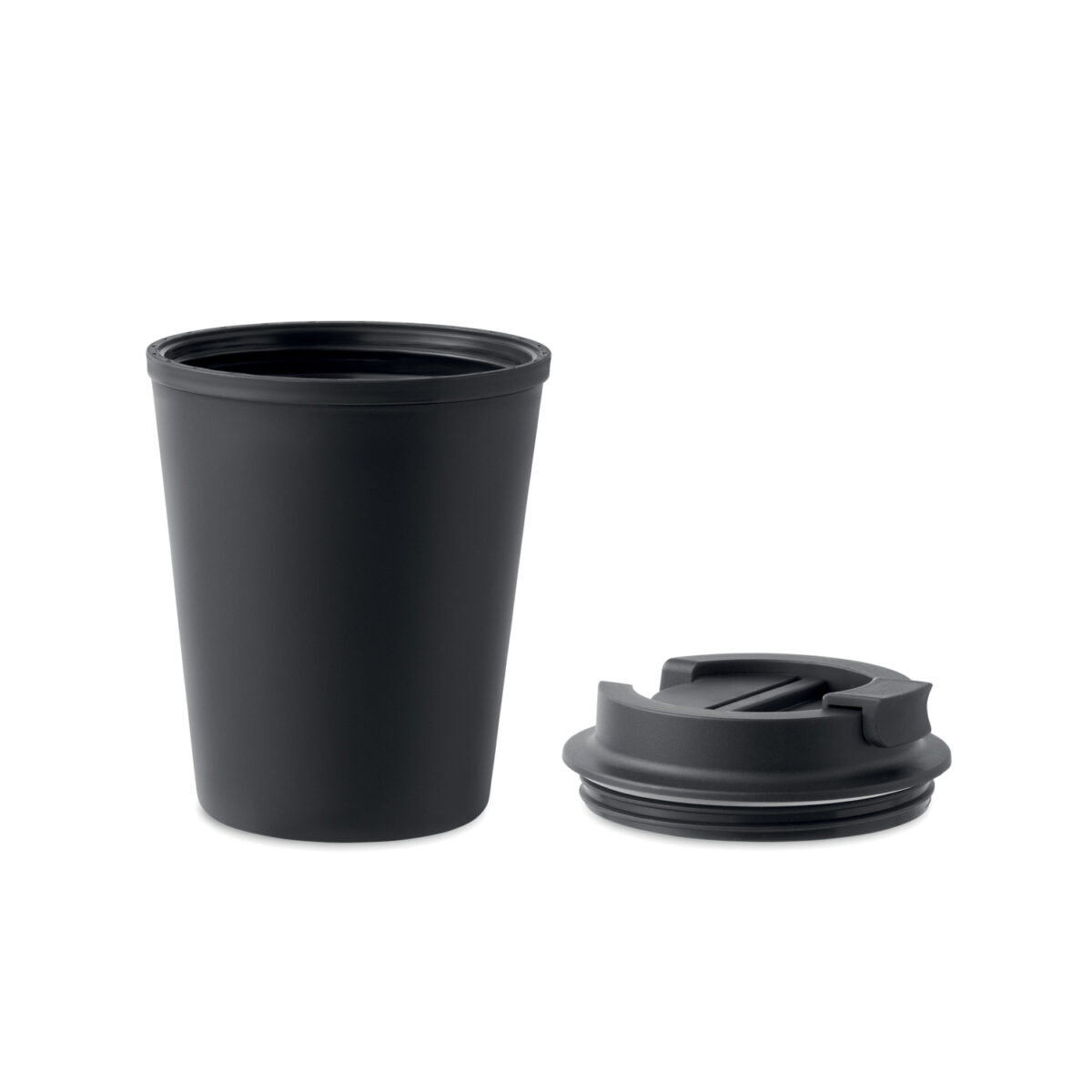 Mug Isotherme à Couvercle en PP Recyclé <strong data-start="209" data-end="229">Mug double paroi</strong> en polypropylène de 300 ml, dimensions Ø9 x 12 cm, poids 9,9 g. Compatible micro-ondes et lave-vaisselle. Personnalisation par tampographie 1 à 4 couleurs (30 x 40 mm) ou sérigraphie circulaire (50 x 220 mm).