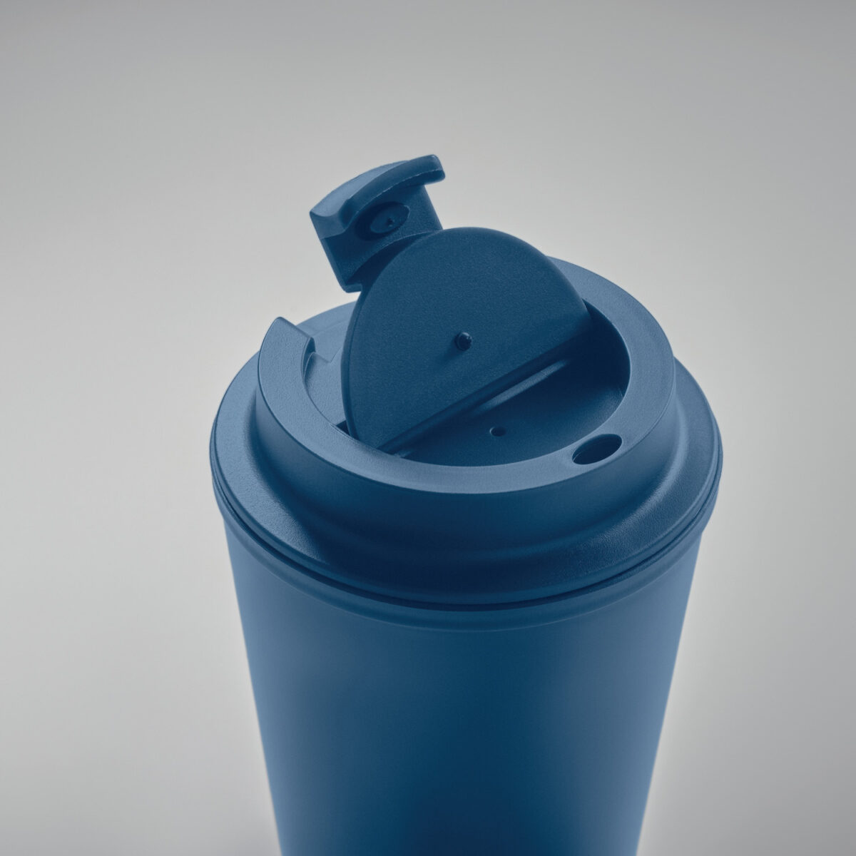 Mug Isotherme à Couvercle en PP Recyclé <strong data-start="209" data-end="229">Mug double paroi</strong> en polypropylène de 300 ml, dimensions Ø9 x 12 cm, poids 9,9 g. Compatible micro-ondes et lave-vaisselle. Personnalisation par tampographie 1 à 4 couleurs (30 x 40 mm) ou sérigraphie circulaire (50 x 220 mm).