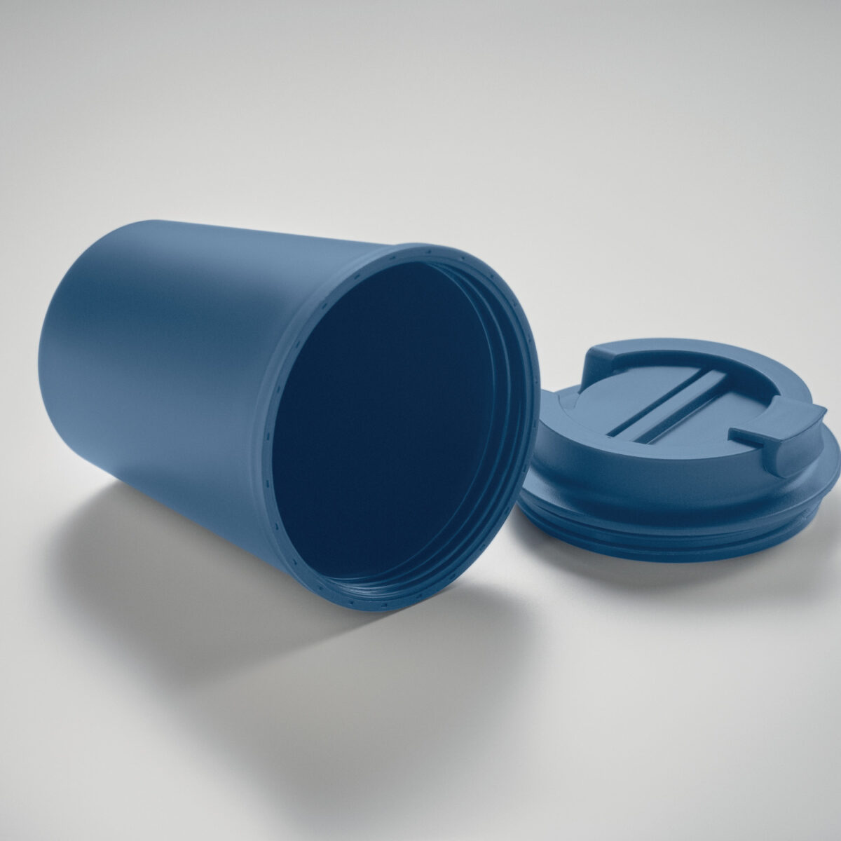 Mug Isotherme à Couvercle en PP Recyclé <strong data-start="209" data-end="229">Mug double paroi</strong> en polypropylène de 300 ml, dimensions Ø9 x 12 cm, poids 9,9 g. Compatible micro-ondes et lave-vaisselle. Personnalisation par tampographie 1 à 4 couleurs (30 x 40 mm) ou sérigraphie circulaire (50 x 220 mm).