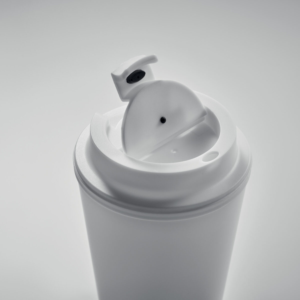 Mug Isotherme à Couvercle en PP Recyclé <strong data-start="209" data-end="229">Mug double paroi</strong> en polypropylène de 300 ml, dimensions Ø9 x 12 cm, poids 9,9 g. Compatible micro-ondes et lave-vaisselle. Personnalisation par tampographie 1 à 4 couleurs (30 x 40 mm) ou sérigraphie circulaire (50 x 220 mm).