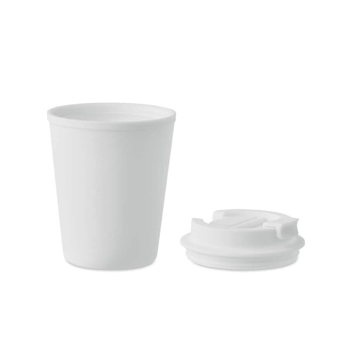 Mug Isotherme à Couvercle en PP Recyclé <strong data-start="209" data-end="229">Mug double paroi</strong> en polypropylène de 300 ml, dimensions Ø9 x 12 cm, poids 9,9 g. Compatible micro-ondes et lave-vaisselle. Personnalisation par tampographie 1 à 4 couleurs (30 x 40 mm) ou sérigraphie circulaire (50 x 220 mm).