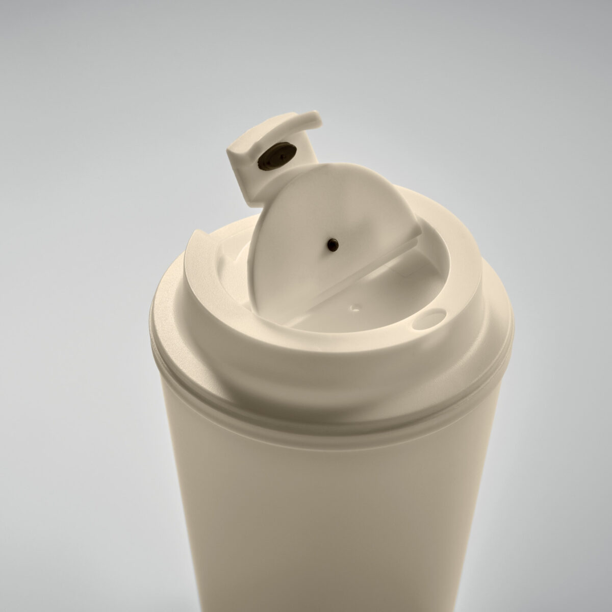 Mug Isotherme à Couvercle en PP Recyclé <strong data-start="209" data-end="229">Mug double paroi</strong> en polypropylène de 300 ml, dimensions Ø9 x 12 cm, poids 9,9 g. Compatible micro-ondes et lave-vaisselle. Personnalisation par tampographie 1 à 4 couleurs (30 x 40 mm) ou sérigraphie circulaire (50 x 220 mm).