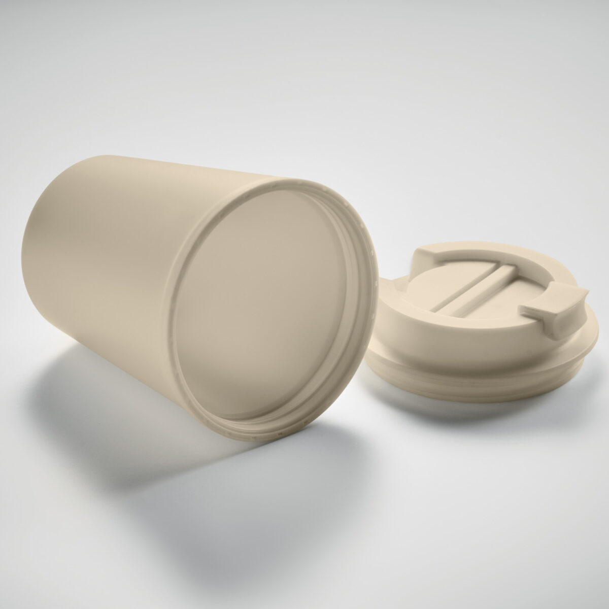 Mug Isotherme à Couvercle en PP Recyclé <strong data-start="209" data-end="229">Mug double paroi</strong> en polypropylène de 300 ml, dimensions Ø9 x 12 cm, poids 9,9 g. Compatible micro-ondes et lave-vaisselle. Personnalisation par tampographie 1 à 4 couleurs (30 x 40 mm) ou sérigraphie circulaire (50 x 220 mm).