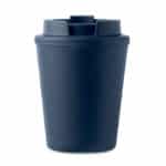 Le Mug isotherme à couvercle en PP recyclé de couleur bleue, posé sur un fond blanc.