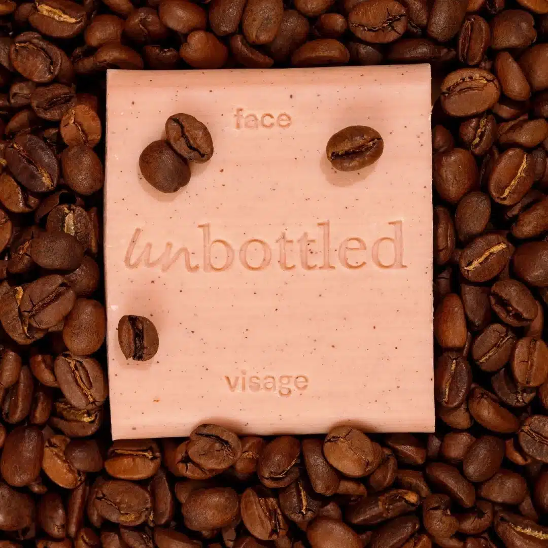 Nettoyant Visage Super Doux, enveloppé par des grains de café.