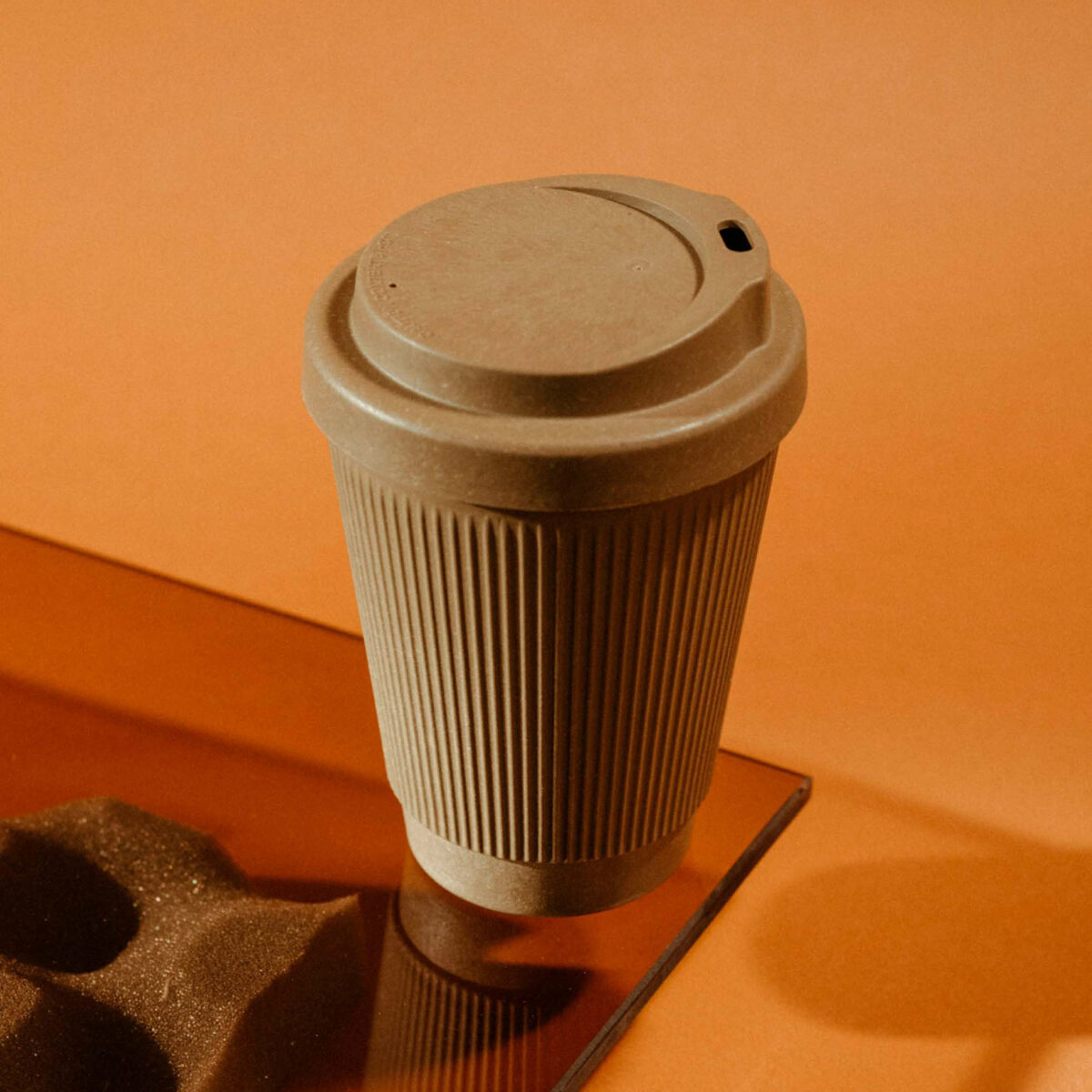 mug fibres bois Mug réutilisable en <strong data-start="258" data-end="286">fibres de bois recyclées</strong>, contenance de 300 ml, dimensions 9 x 13 cm, poids de 130 g. Deux formats disponibles : bouchon classique ou bouchon classique avec couvercle fermé. Personnalisation possible par tampographie 1 couleur sur une zone de 35 mm.