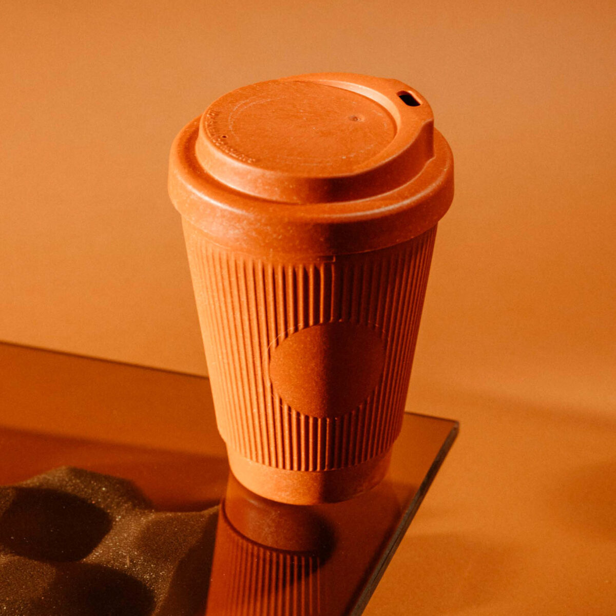 mug fibres bois Mug réutilisable en <strong data-start="258" data-end="286">fibres de bois recyclées</strong>, contenance de 300 ml, dimensions 9 x 13 cm, poids de 130 g. Deux formats disponibles : bouchon classique ou bouchon classique avec couvercle fermé. Personnalisation possible par tampographie 1 couleur sur une zone de 35 mm.