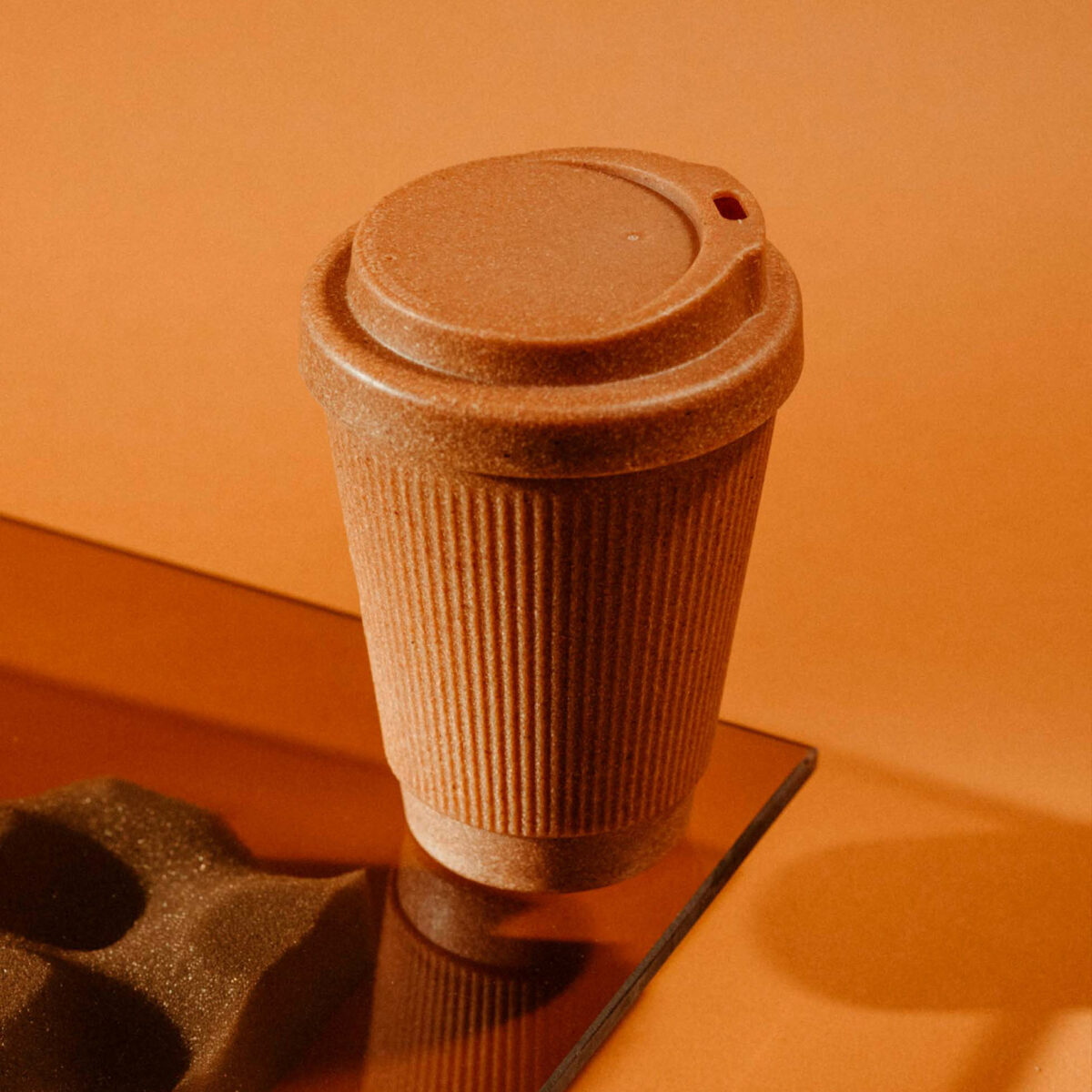 mug fibres bois Mug réutilisable en <strong data-start="258" data-end="286">fibres de bois recyclées</strong>, contenance de 300 ml, dimensions 9 x 13 cm, poids de 130 g. Deux formats disponibles : bouchon classique ou bouchon classique avec couvercle fermé. Personnalisation possible par tampographie 1 couleur sur une zone de 35 mm.