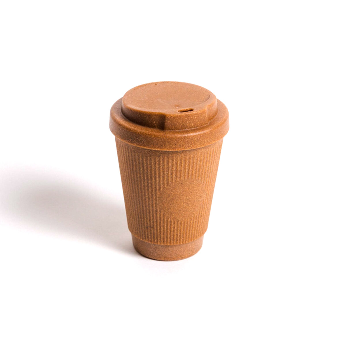 mug fibres bois Mug réutilisable en <strong data-start="258" data-end="286">fibres de bois recyclées</strong>, contenance de 300 ml, dimensions 9 x 13 cm, poids de 130 g. Deux formats disponibles : bouchon classique ou bouchon classique avec couvercle fermé. Personnalisation possible par tampographie 1 couleur sur une zone de 35 mm.