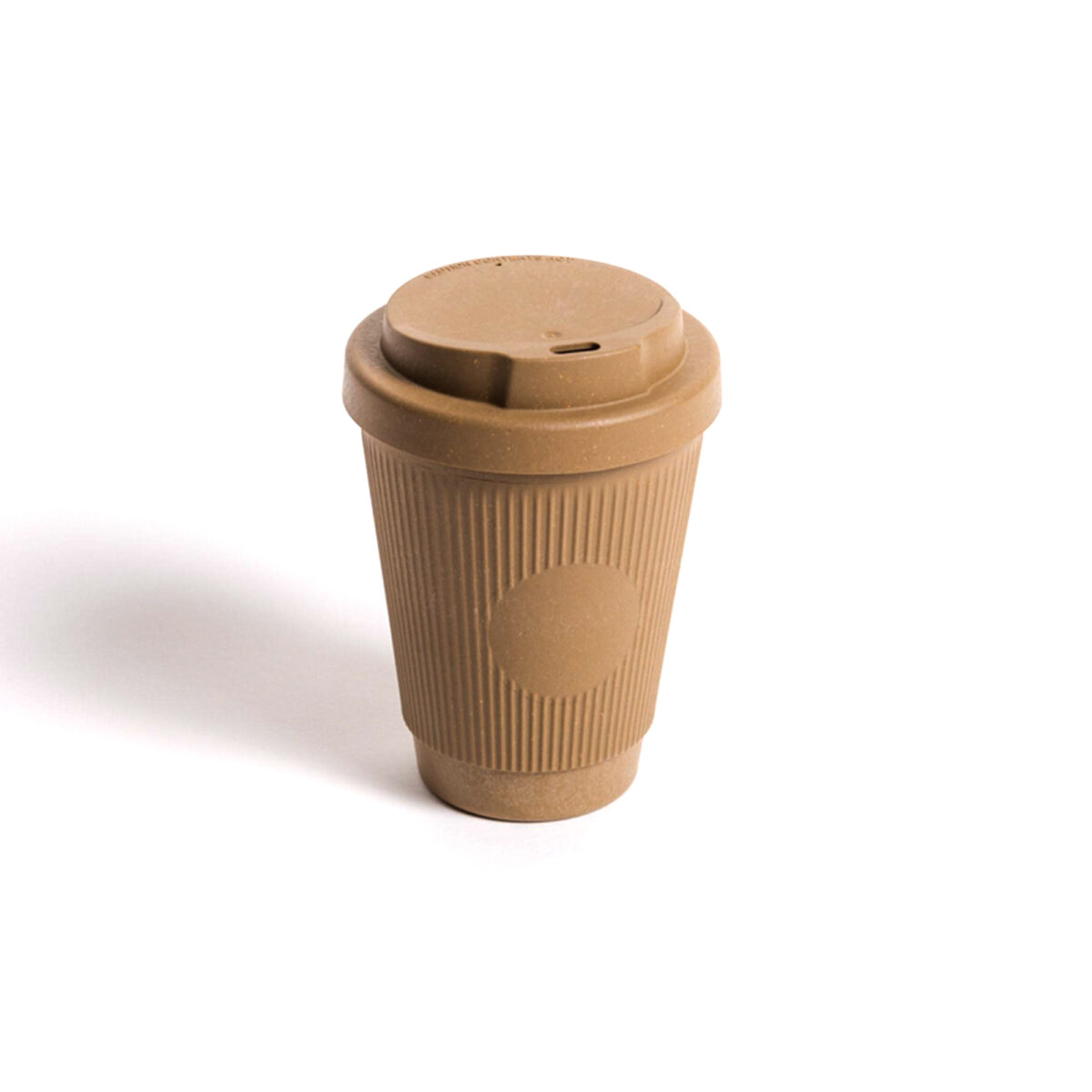 mug fibres bois Mug réutilisable en <strong data-start="258" data-end="286">fibres de bois recyclées</strong>, contenance de 300 ml, dimensions 9 x 13 cm, poids de 130 g. Deux formats disponibles : bouchon classique ou bouchon classique avec couvercle fermé. Personnalisation possible par tampographie 1 couleur sur une zone de 35 mm.