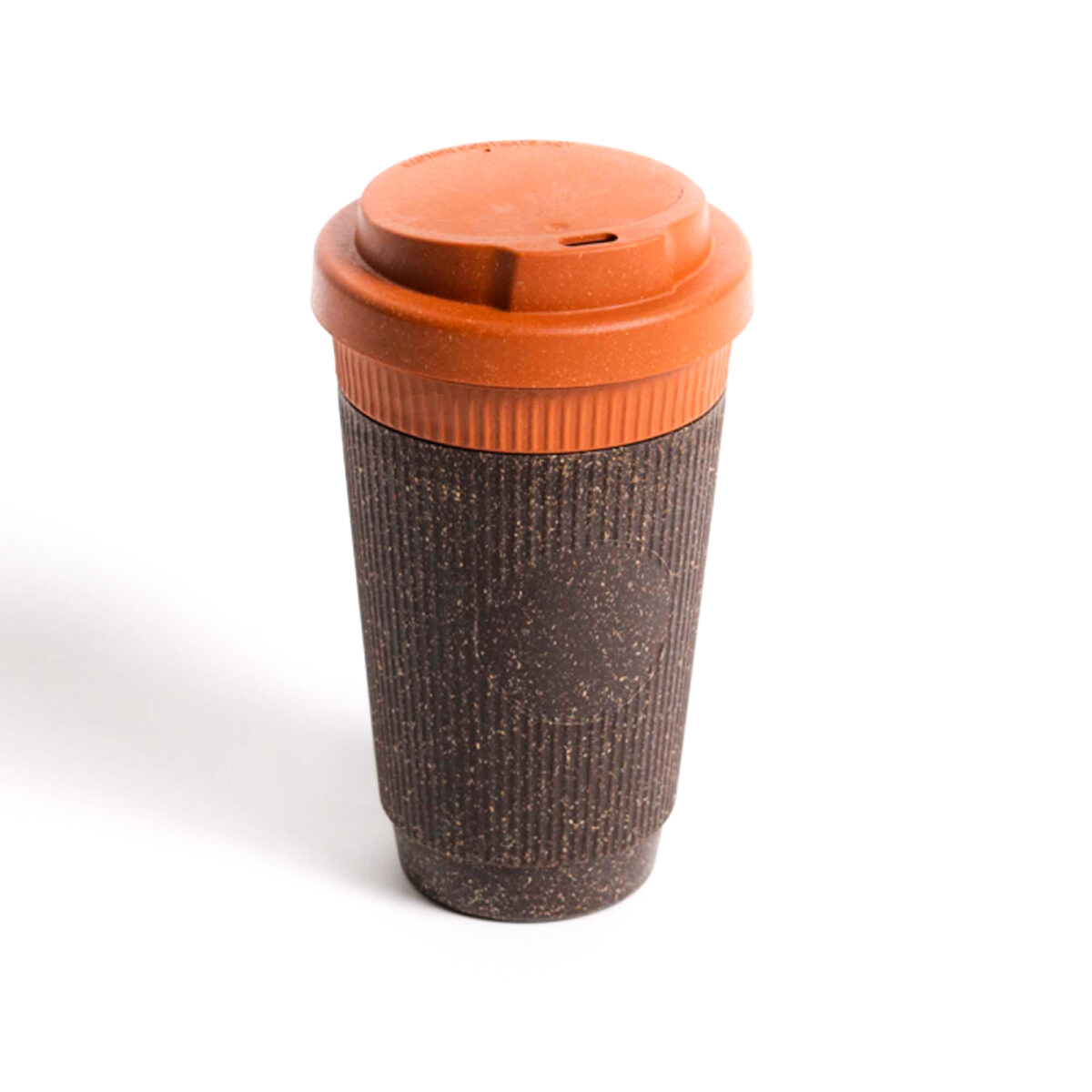 mug marc café Mug double paroi en <strong data-start="270" data-end="294">marc de café recyclé</strong>, contenance de 350 ml, dimensions 9 x 15,5 cm, poids de 135 g. Deux formats : bouchon classique ou bouchon fermé. Personnalisation par tampographie 1 couleur sur une zone de 35 mm.