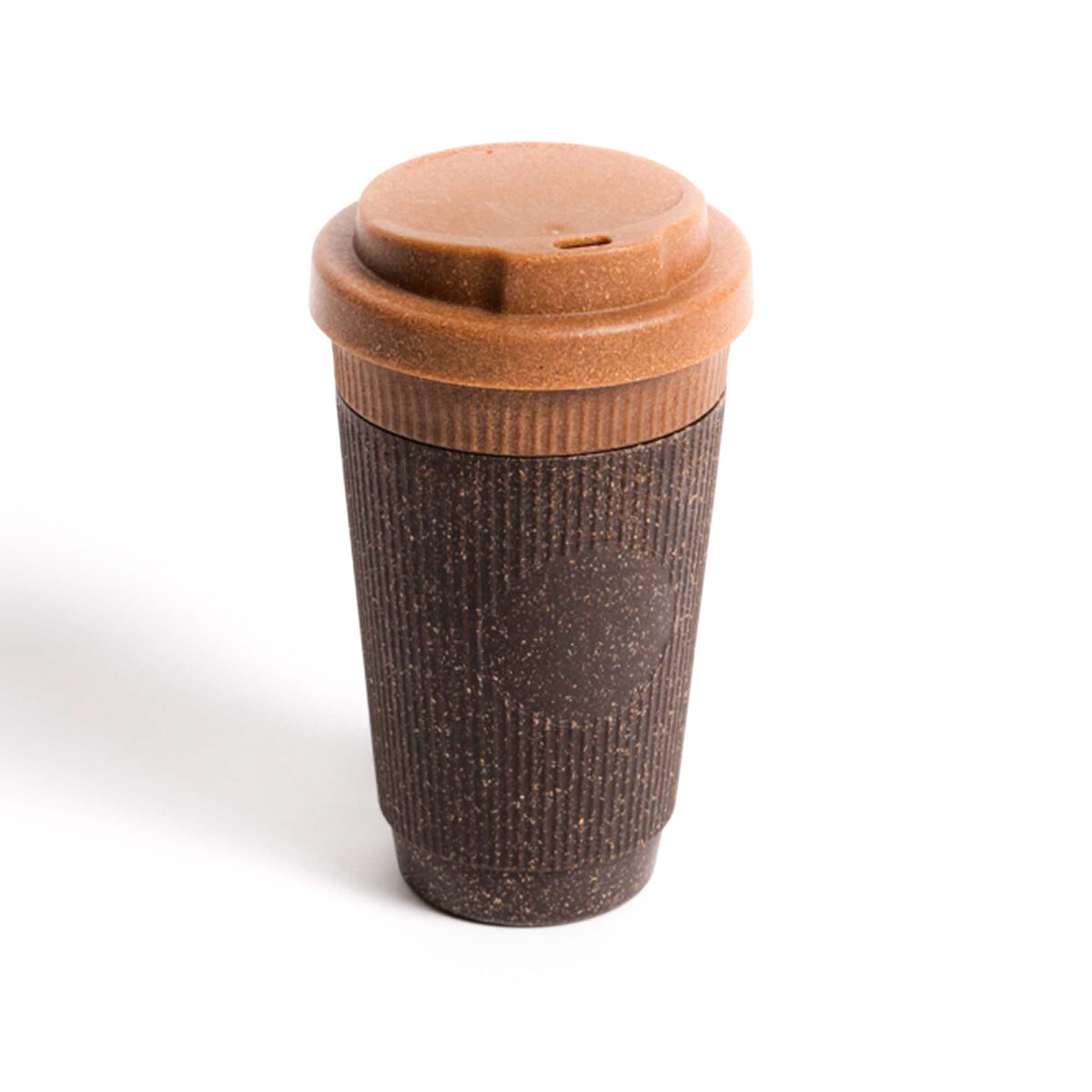 mug marc café Mug double paroi en <strong data-start="270" data-end="294">marc de café recyclé</strong>, contenance de 350 ml, dimensions 9 x 15,5 cm, poids de 135 g. Deux formats : bouchon classique ou bouchon fermé. Personnalisation par tampographie 1 couleur sur une zone de 35 mm.
