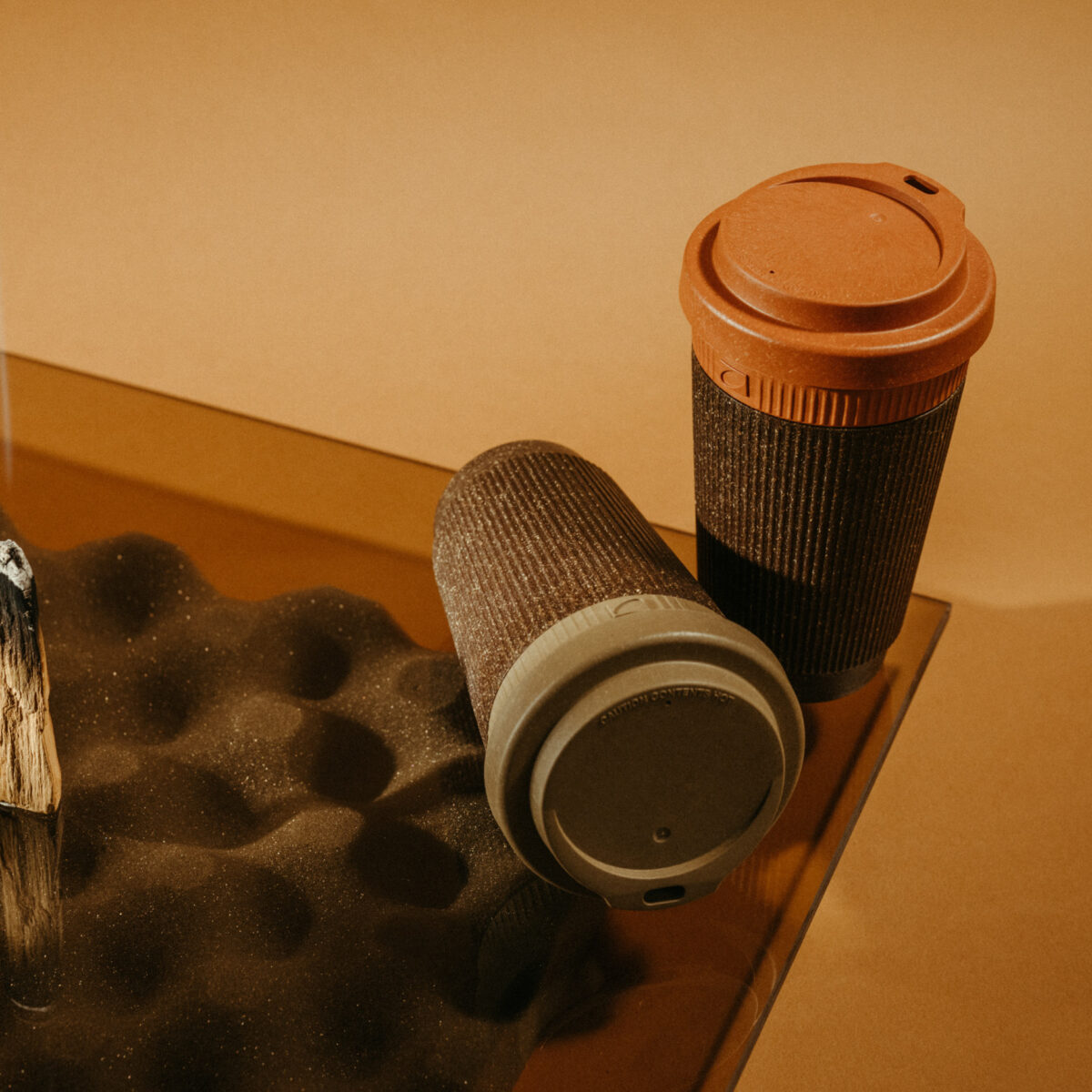 mug marc café Mug double paroi en <strong data-start="270" data-end="294">marc de café recyclé</strong>, contenance de 350 ml, dimensions 9 x 15,5 cm, poids de 135 g. Deux formats : bouchon classique ou bouchon fermé. Personnalisation par tampographie 1 couleur sur une zone de 35 mm.