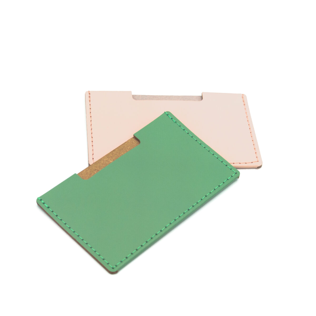 porte cartes cuir recyclé Optez pour notre Porte Cartes Simple en Cuir Recyclé, l'alliance parfaite entre sophistication et respect de l'environnement.<strong> Organisez vos cartes avec style</strong>, tout en réduisant votre impact sur la planète. 