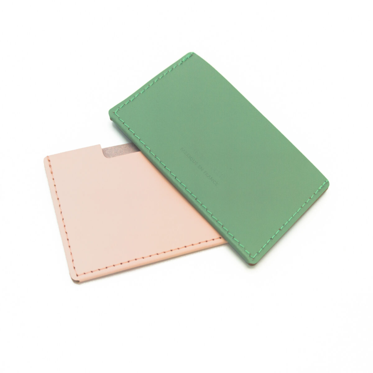 porte cartes cuir recyclé Optez pour notre Porte Cartes Simple en Cuir Recyclé, l'alliance parfaite entre sophistication et respect de l'environnement.<strong> Organisez vos cartes avec style</strong>, tout en réduisant votre impact sur la planète. 
