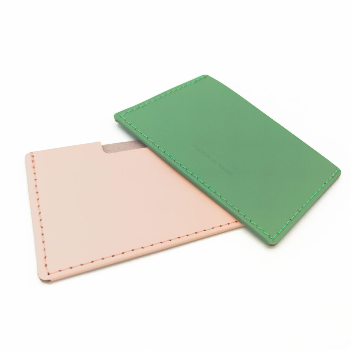 porte cartes cuir recyclé Optez pour notre Porte Cartes Simple en Cuir Recyclé, l'alliance parfaite entre sophistication et respect de l'environnement.<strong> Organisez vos cartes avec style</strong>, tout en réduisant votre impact sur la planète. 