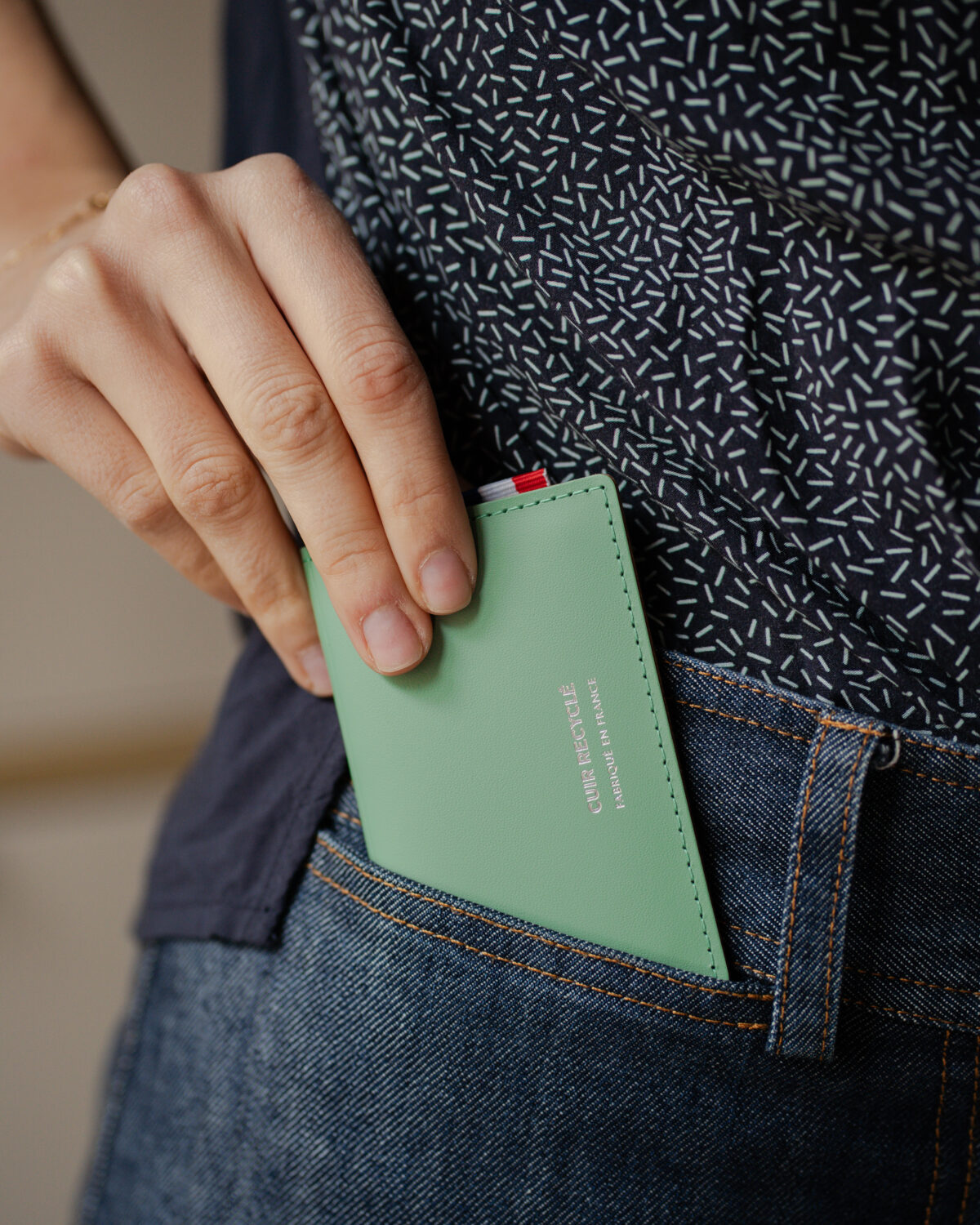 porte cartes cuir recyclé Optez pour notre Porte Cartes Simple en Cuir Recyclé, l'alliance parfaite entre sophistication et respect de l'environnement.<strong> Organisez vos cartes avec style</strong>, tout en réduisant votre impact sur la planète. 