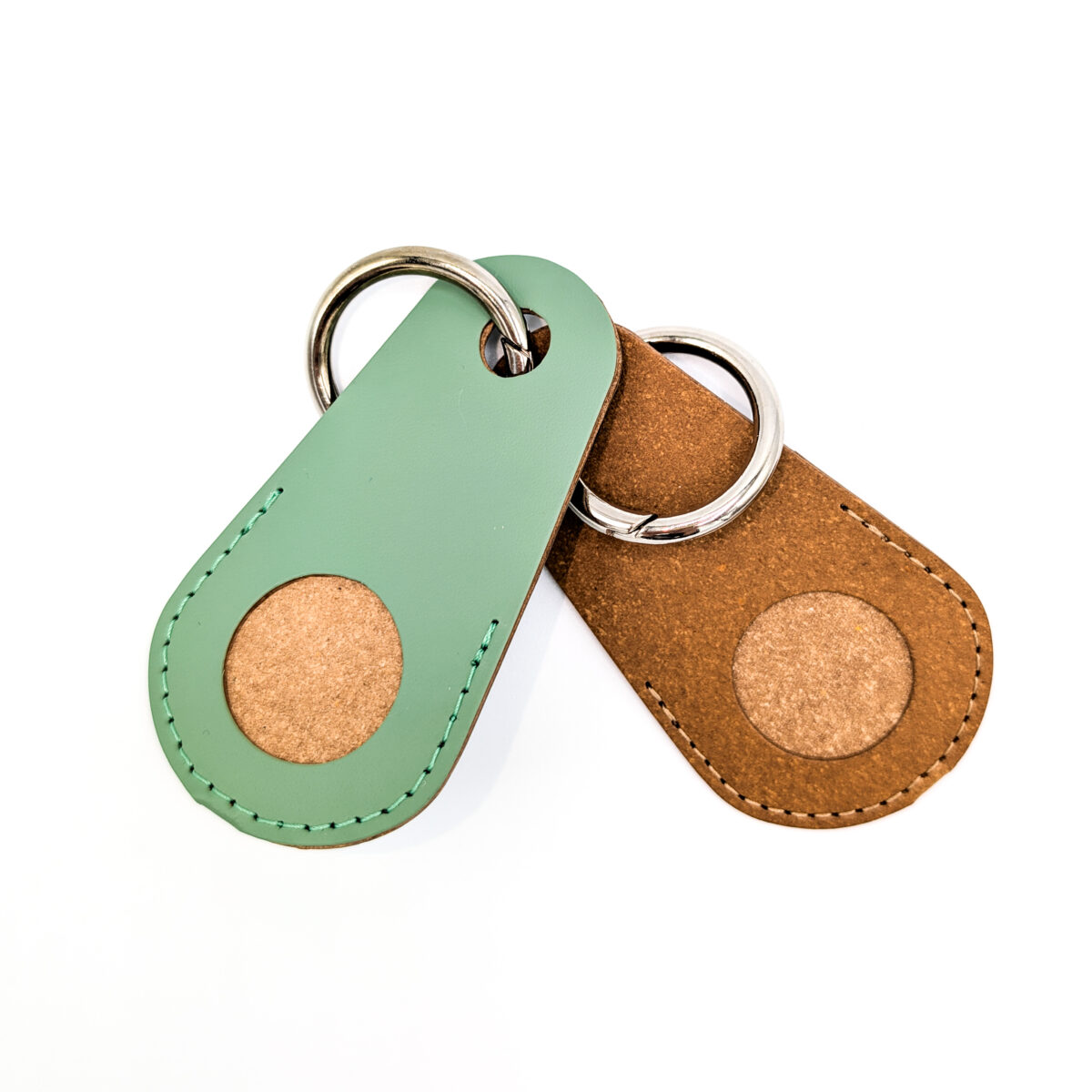 mousqueton airtag cuir <strong data-start="213" data-end="234">Mousqueton Airtag</strong> en cuir recyclé, dimensions 4.8 x 8.8 x 0.2 cm, poids 0.014 kg. Personnalisation par embossage, dorure à chaud ou embossage avec étiquette France.